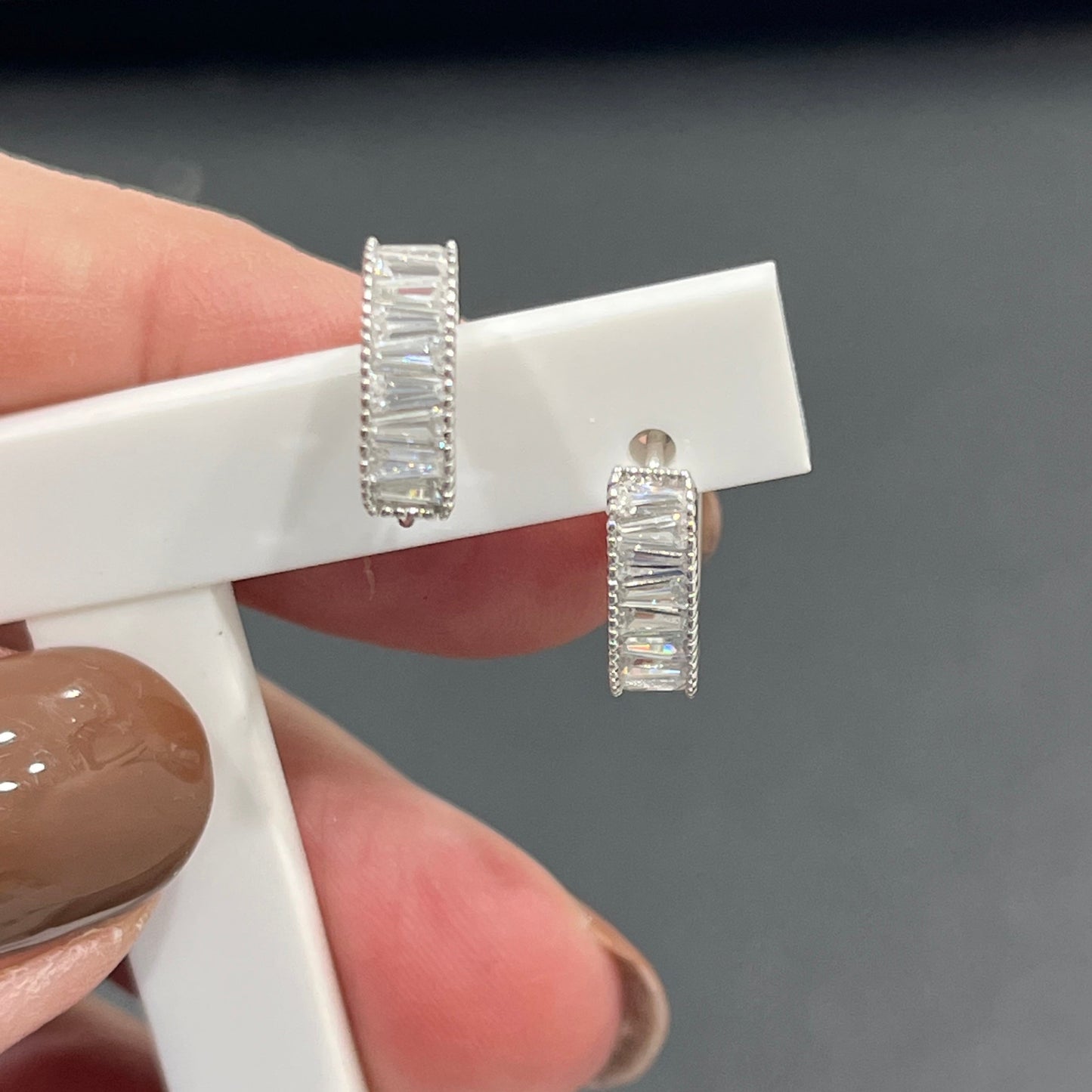 Boucles d’oreilles pavées de zirconiums baguette en argent 925 rhodié – Éclat élégant
