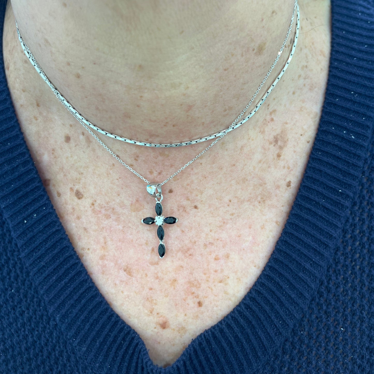 Pendentif croix en argent 925 rhodié – Élégance intemporelle et pierres noires