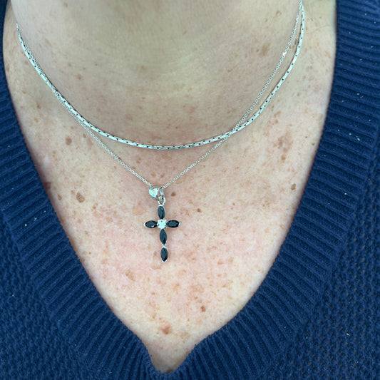 Pendentif croix en argent 925 rhodié – Élégance intemporelle et pierres noires
