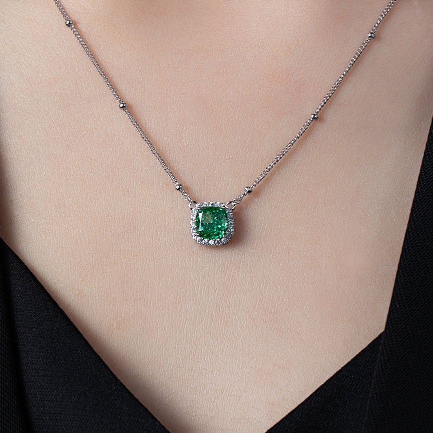 Collier Femme Argent 925 avec Pierre Verte Coussin et Halo de Zircons – Bijou Chic et Raffiné