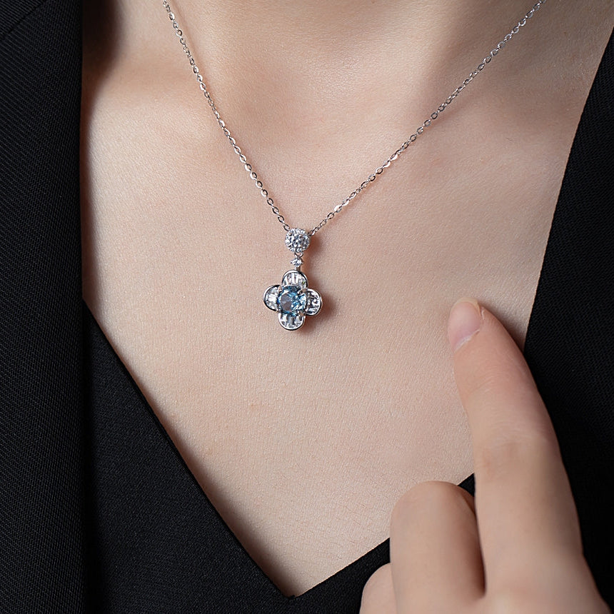 Collier Femme Argent 925 avec Pierre Bleue et Trèfle en Zircons – Élégance Intemporelle et Symbolique