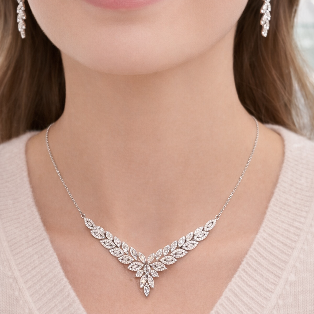 Collier en V feuilles pavées de zirconiums – Argent 925 rhodié
