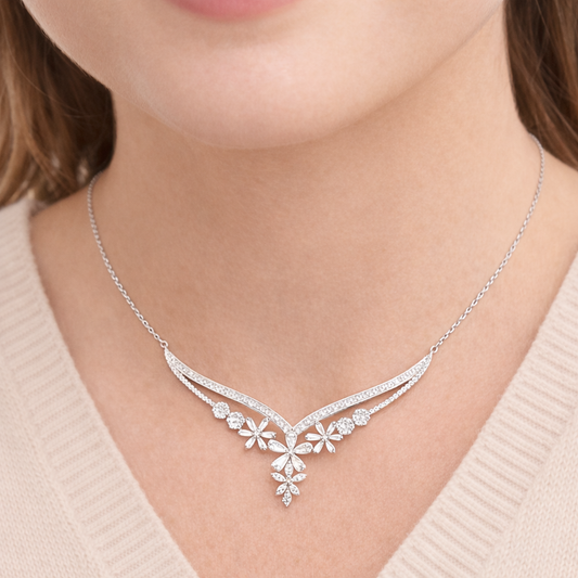 Collier en V fleurs pavées de zirconiums – Argent 925 rhodié