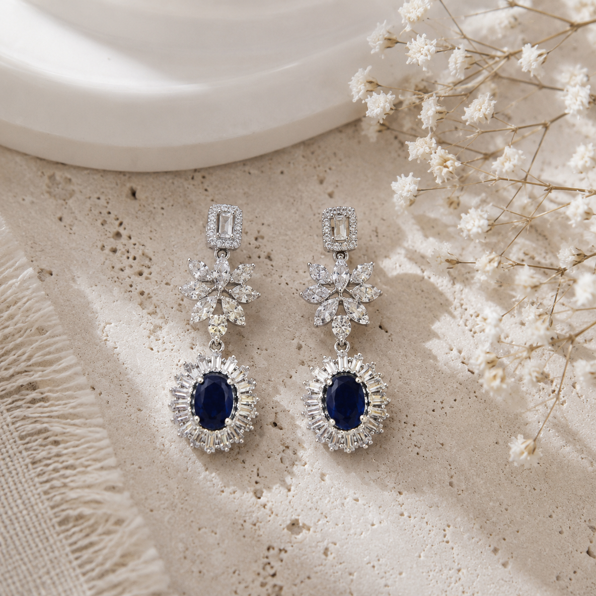 Boucles d’oreilles pendantes joaillerie argent 925 rhodié – Pierre bleue & halo scintillant