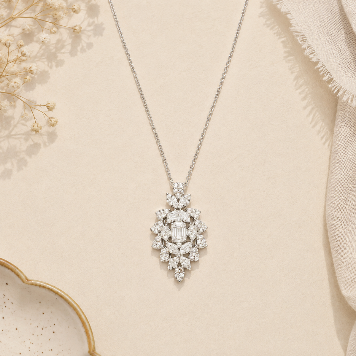 Collier pendentif floral pavé en argent 925 rhodié – Élégance précieuse