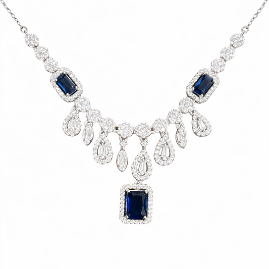 Collier en argent 925 rhodié avec pierre bleue et zircons blancs. Bijou femme chic et élégant.