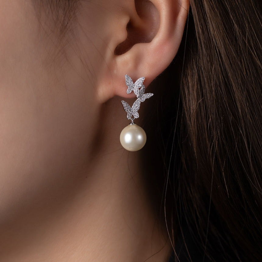 Boucles d’Oreilles Femme Papillons Zircon et Perle Nacrée – Élégance Poétique et Intemporelle