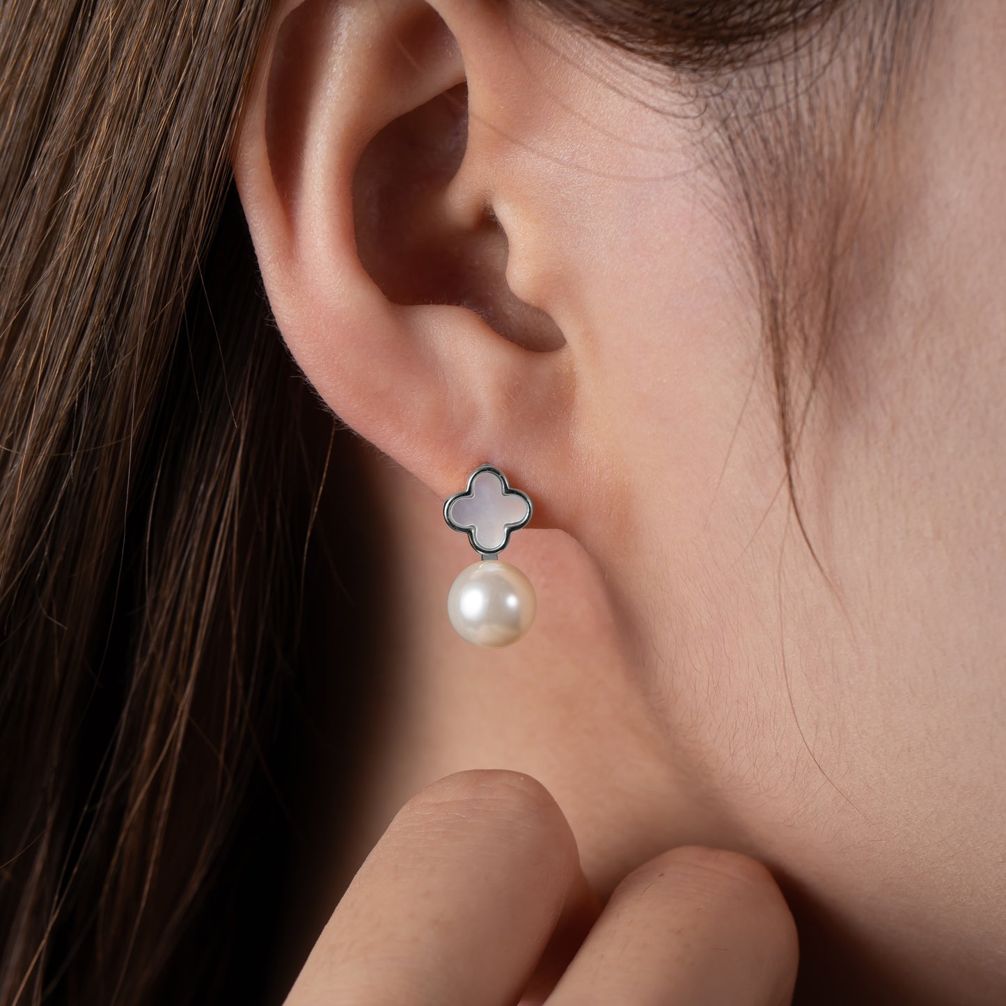 Boucles d’Oreilles Femme Argent 925 avec Trèfle Nacré et Perle – Élégance Minimaliste et Moderne