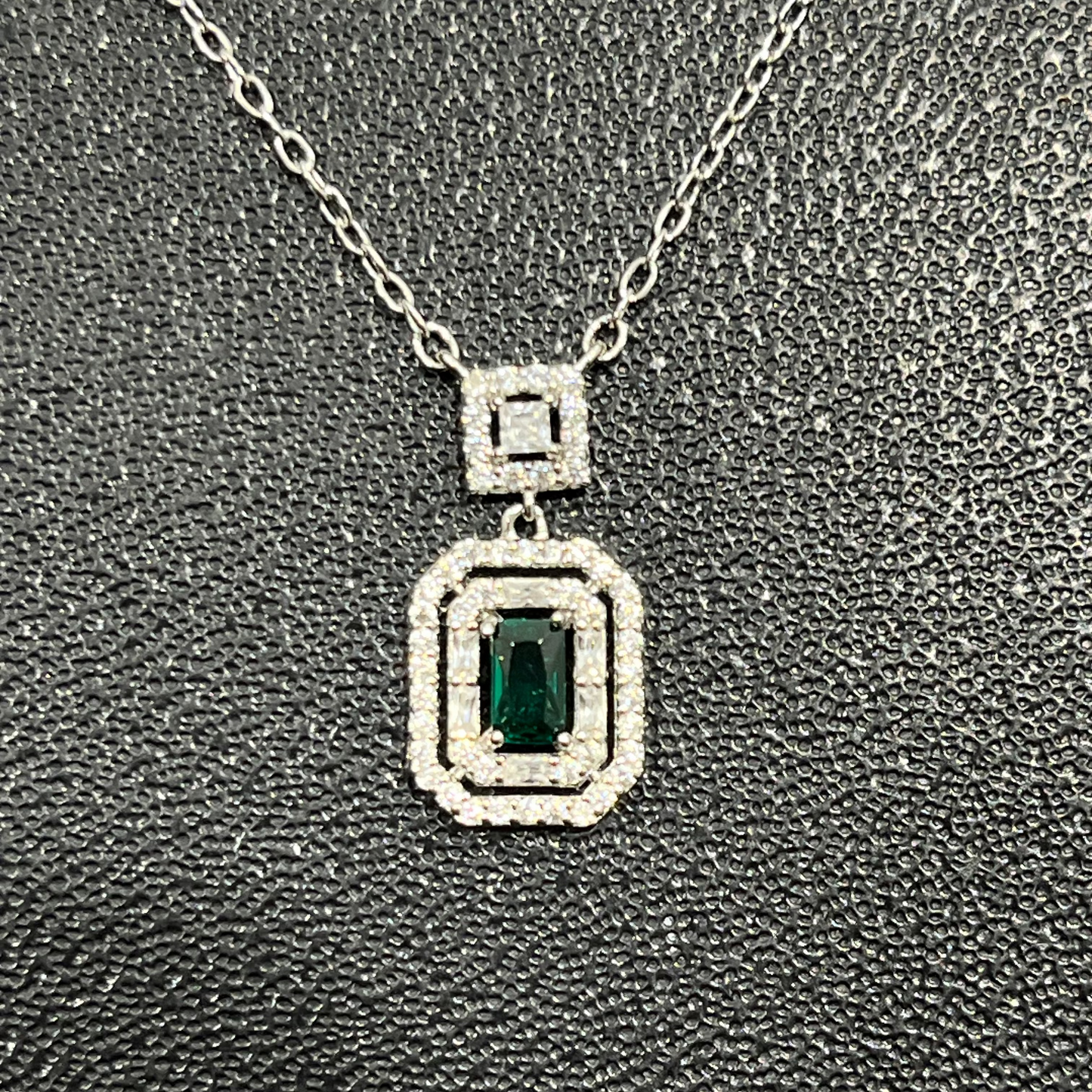 Collier argent 925 rhodié avec pierre verte émeraude – pendentif rectangle zirconium scintillant