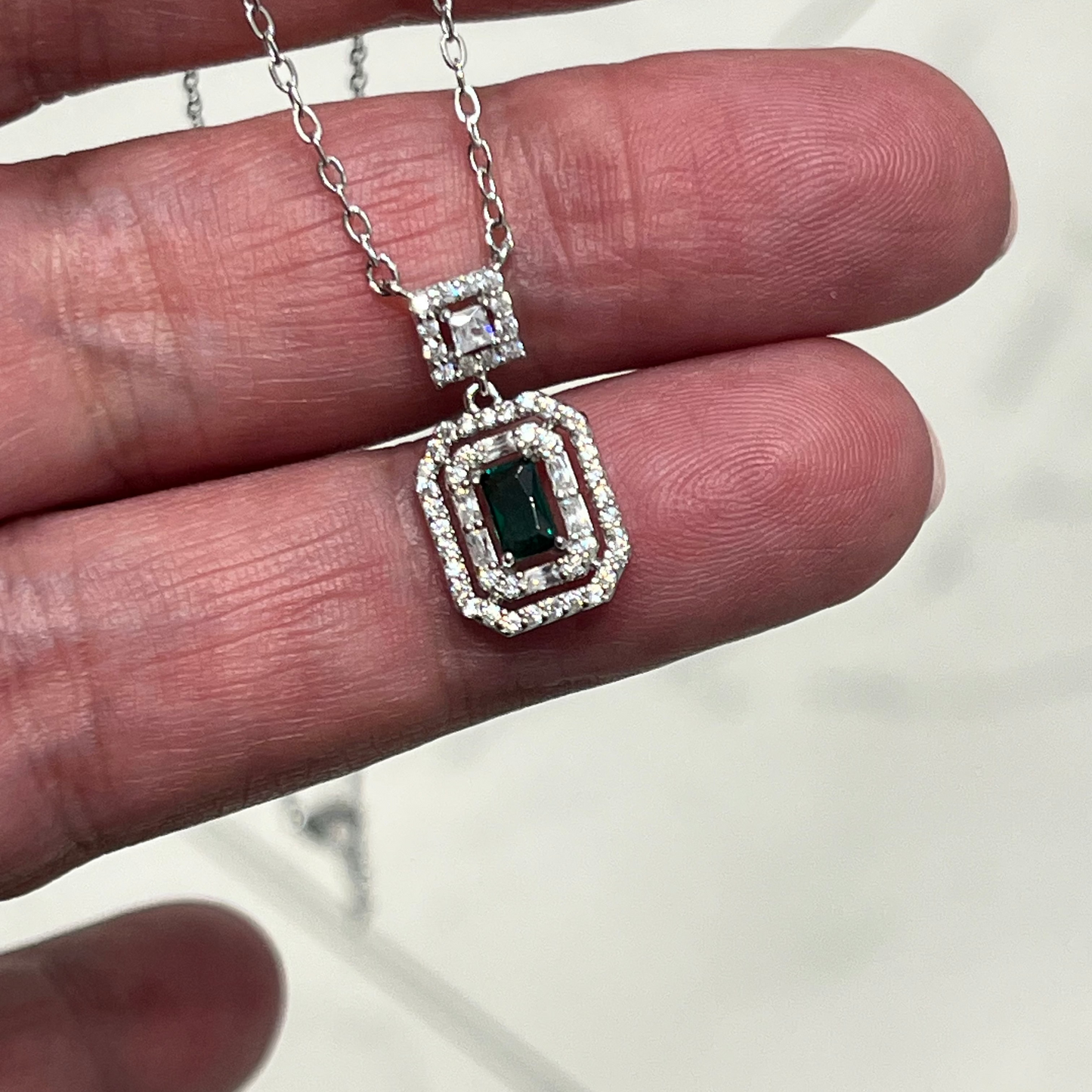 Collier argent 925 rhodié avec pierre verte émeraude – pendentif rectangle zirconium scintillant