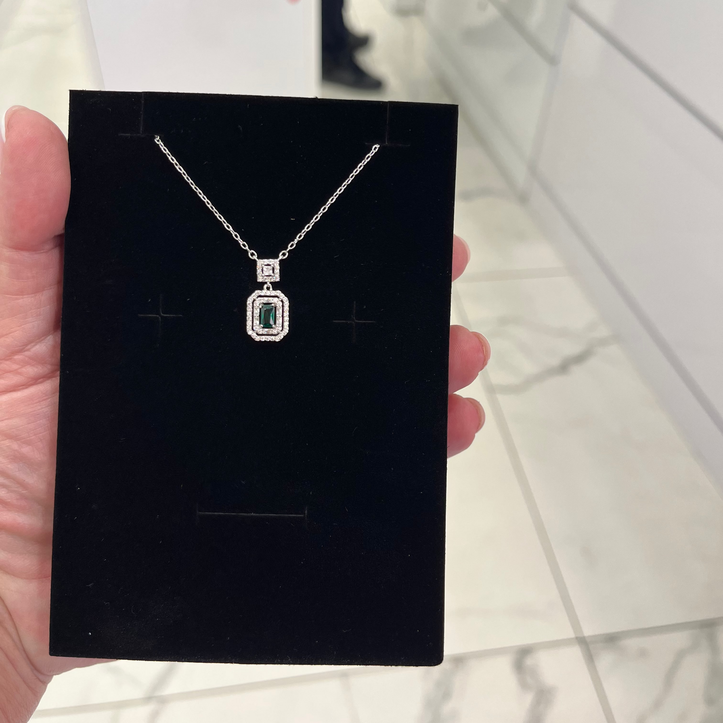 Collier argent 925 rhodié avec pierre verte émeraude – pendentif rectangle zirconium scintillant