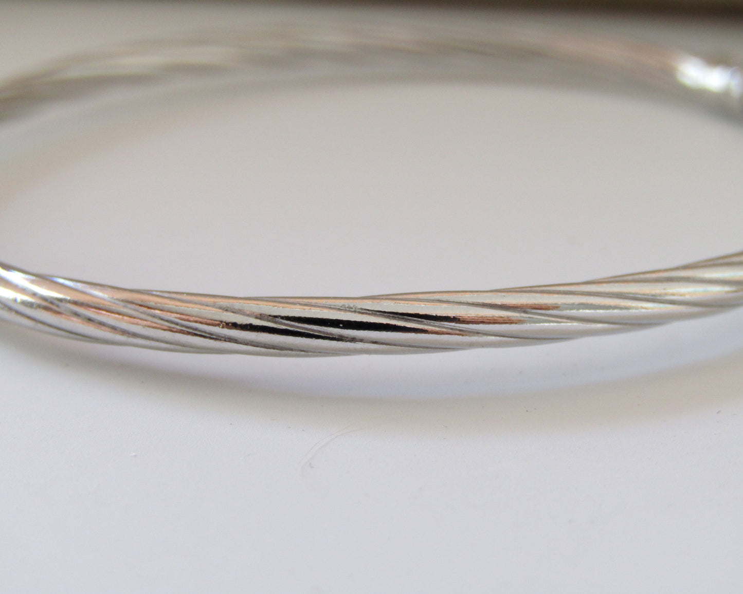 Bracelet torsadé en argent 925 rhodié – Élégance intemporelle et finesse artisanale