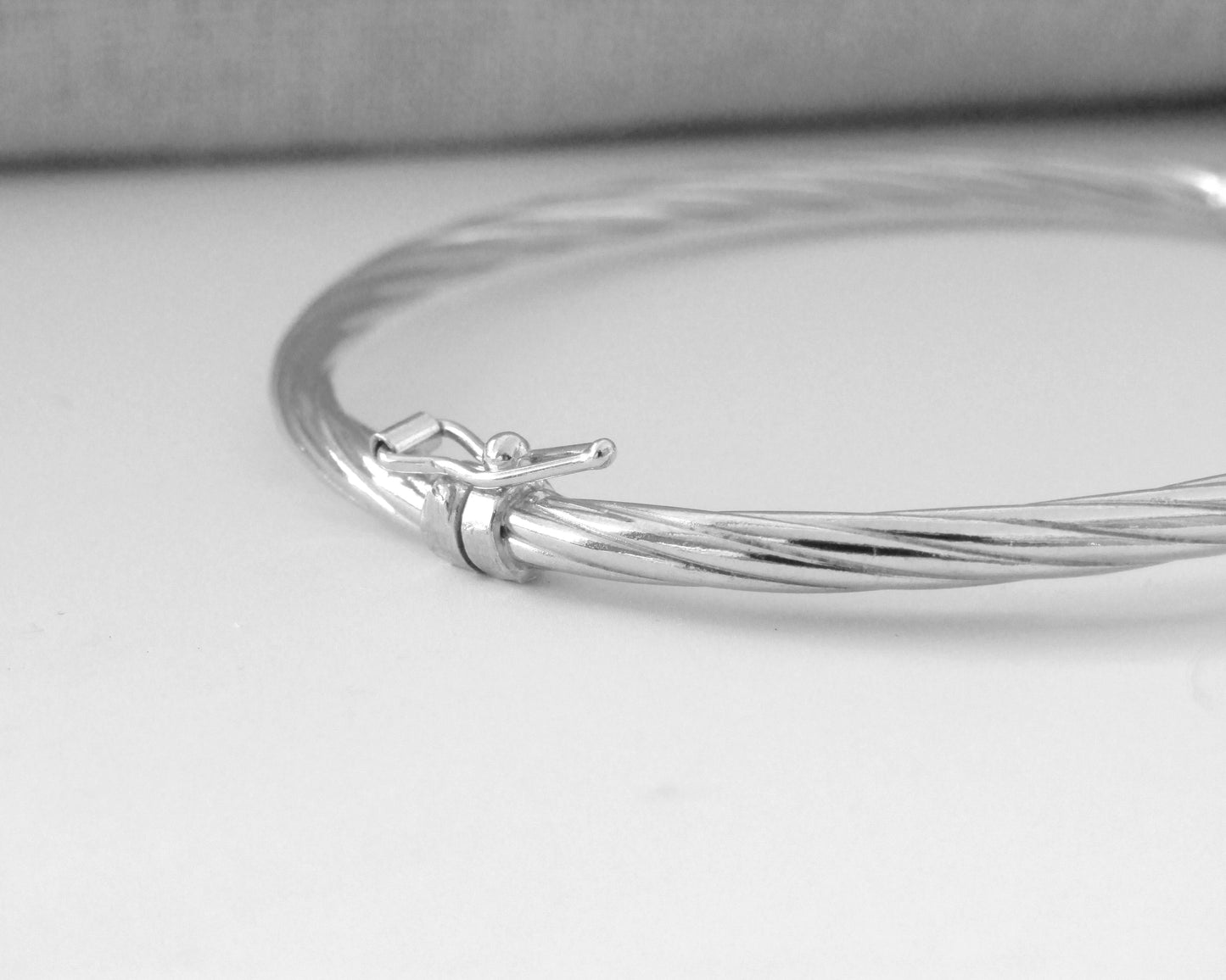 Bracelet torsadé en argent 925 rhodié – Élégance intemporelle et finesse artisanale