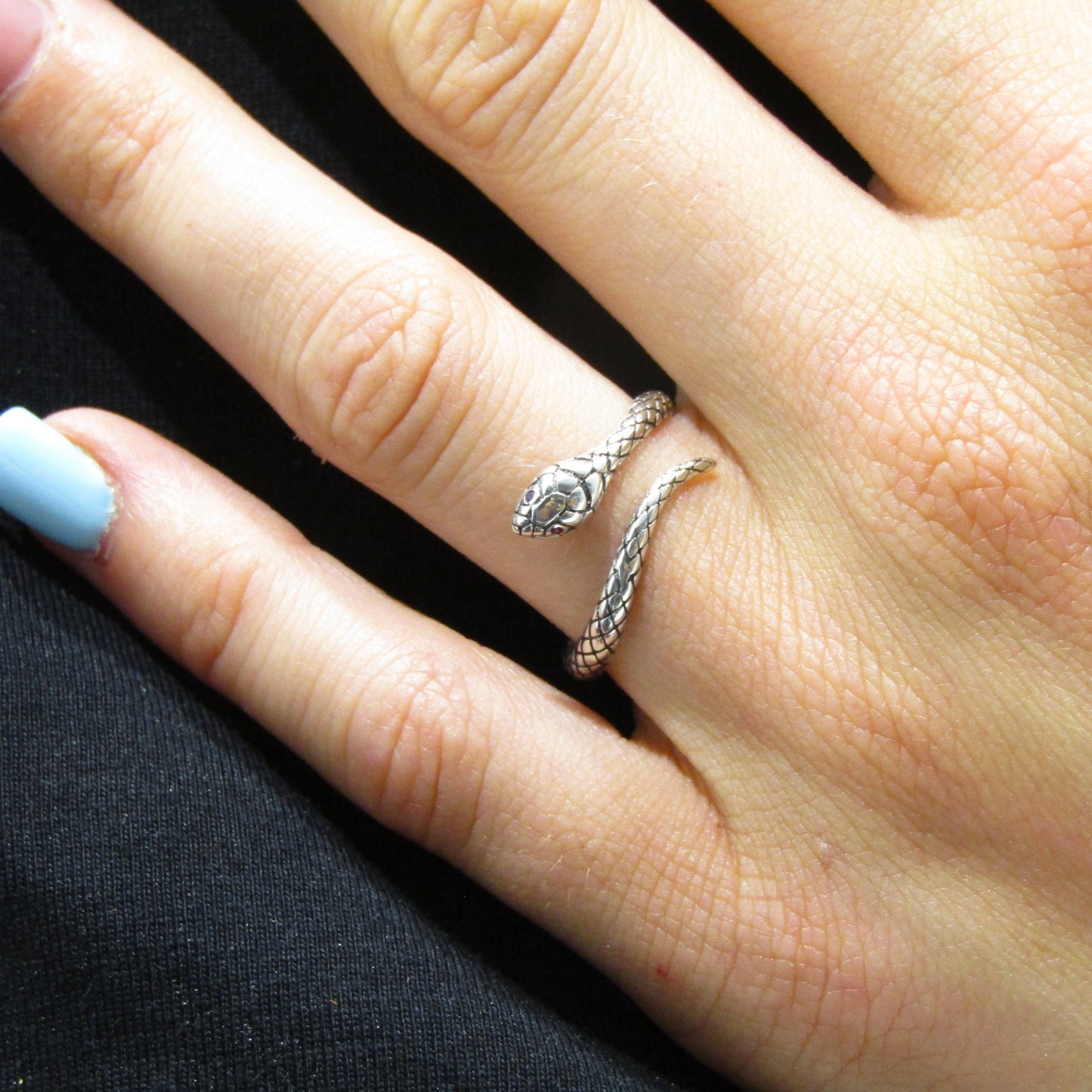Bague serpent gravée en argent 925 rhodié – Design reptilien et yeux rouges envoûtants