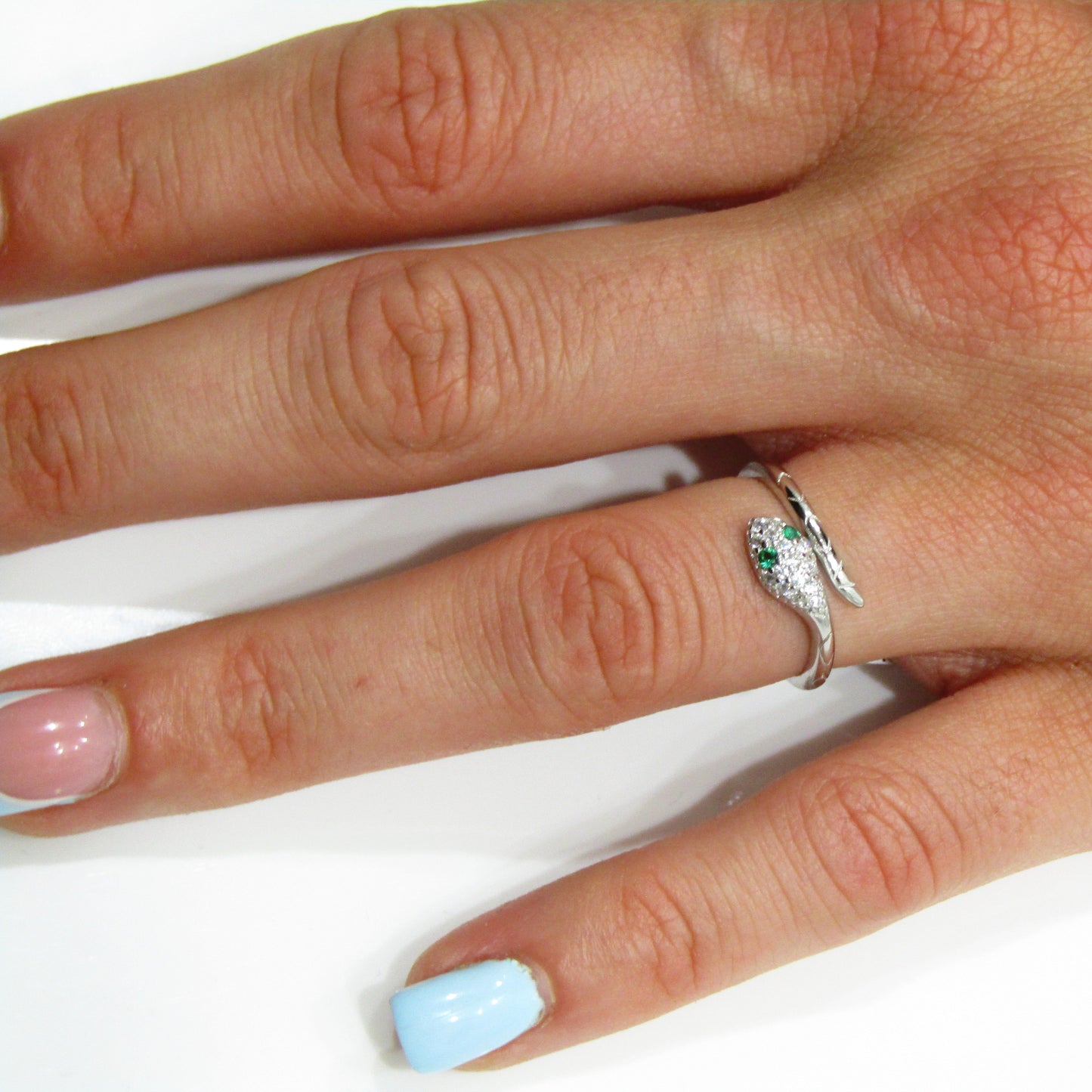 Bague serpent en argent 925 rhodié – Regard émeraude et éclat pavé de zirconiums