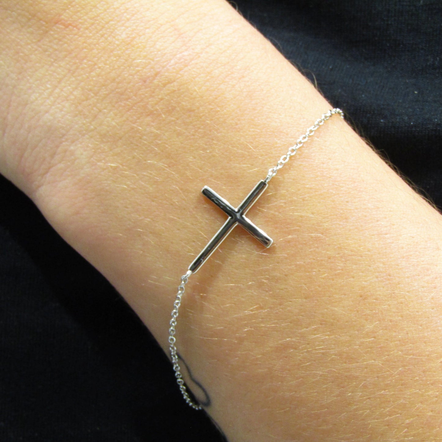 Bracelet Croix Minimaliste en Argent 925 – Bijou Fin et Moderne