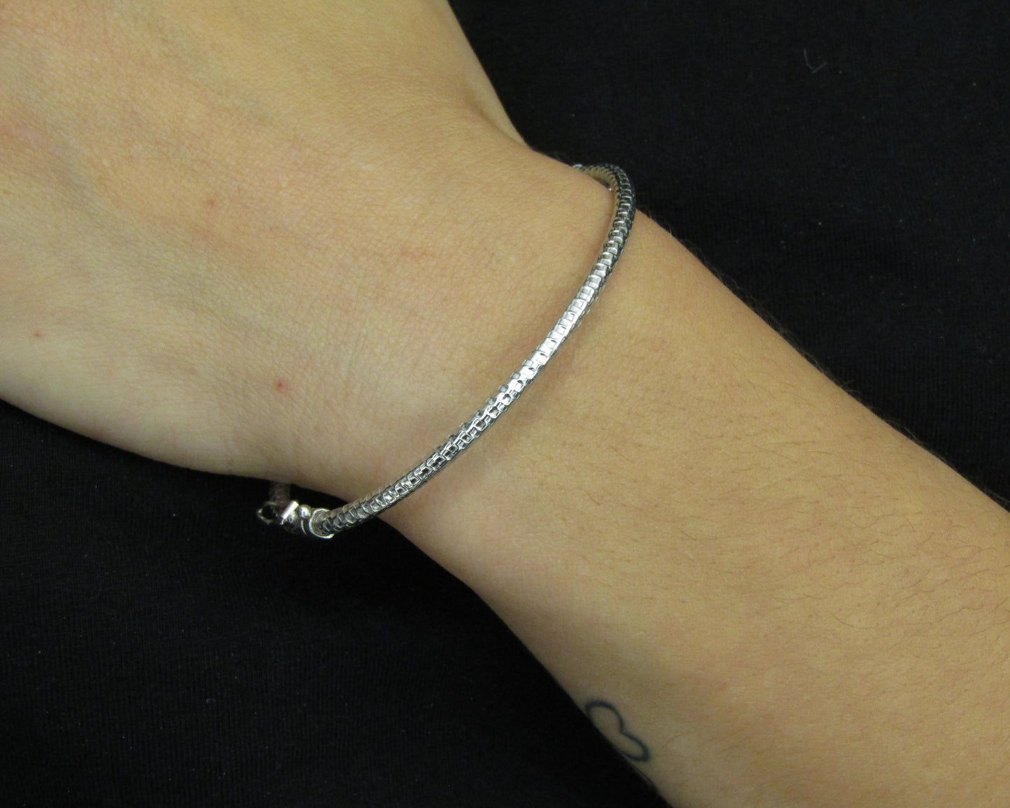 Bracelet martelé en argent 925 rhodié – Texture chic et éclat unique