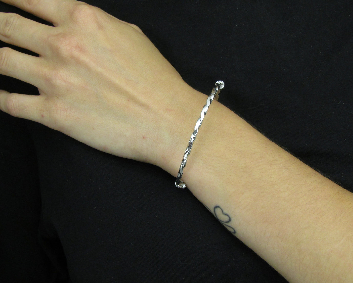 Bracelet torsadé martelé en argent 925 rhodié – Design sculpté et éclat contemporain