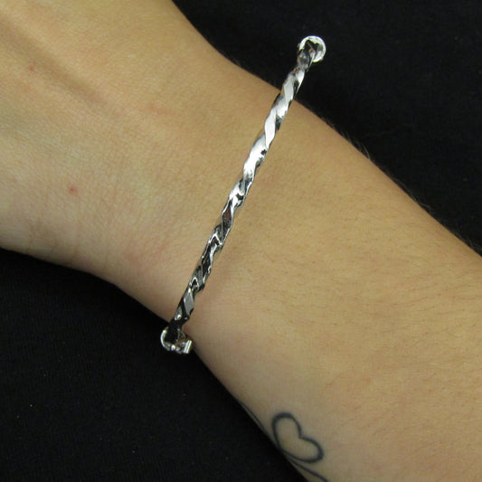 Bracelet torsadé martelé en argent 925 rhodié – Design sculpté et éclat contemporain