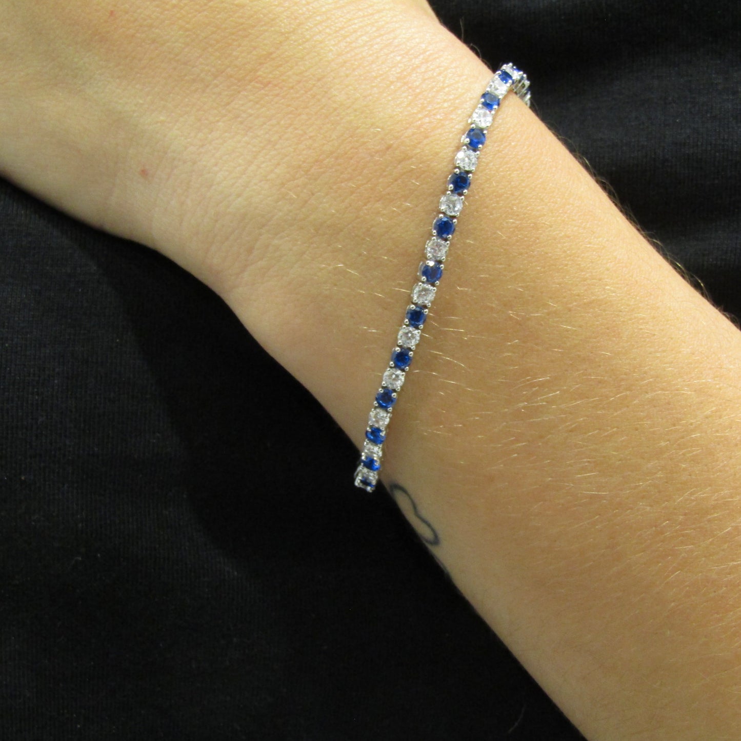 Bracelet tennis en argent 925 rhodié et zirconiums bleus – Raffinement éclatant