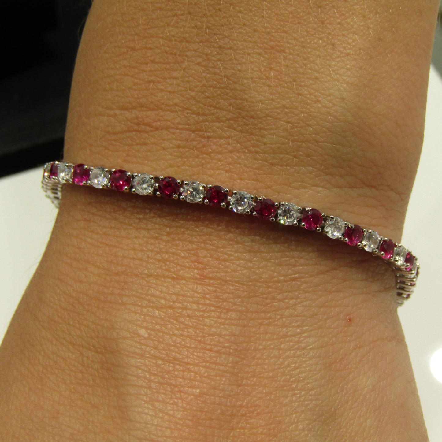 Bracelet tennis en argent 925 rhodié et zirconiums rouges – Élégance éclatante