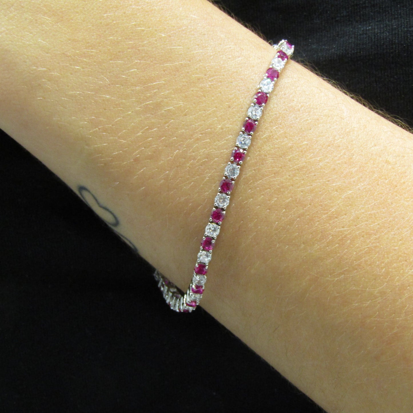 Bracelet tennis en argent 925 rhodié et zirconiums rouges – Élégance éclatante