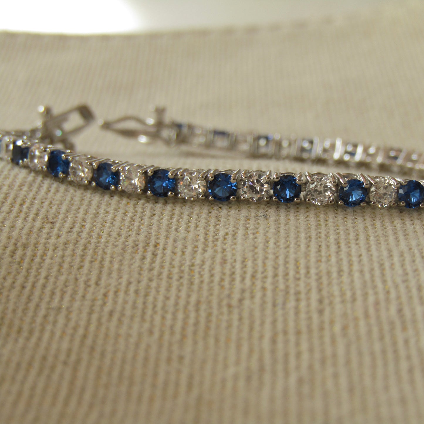 Bracelet tennis en argent 925 rhodié et zirconiums bleus – Raffinement éclatant