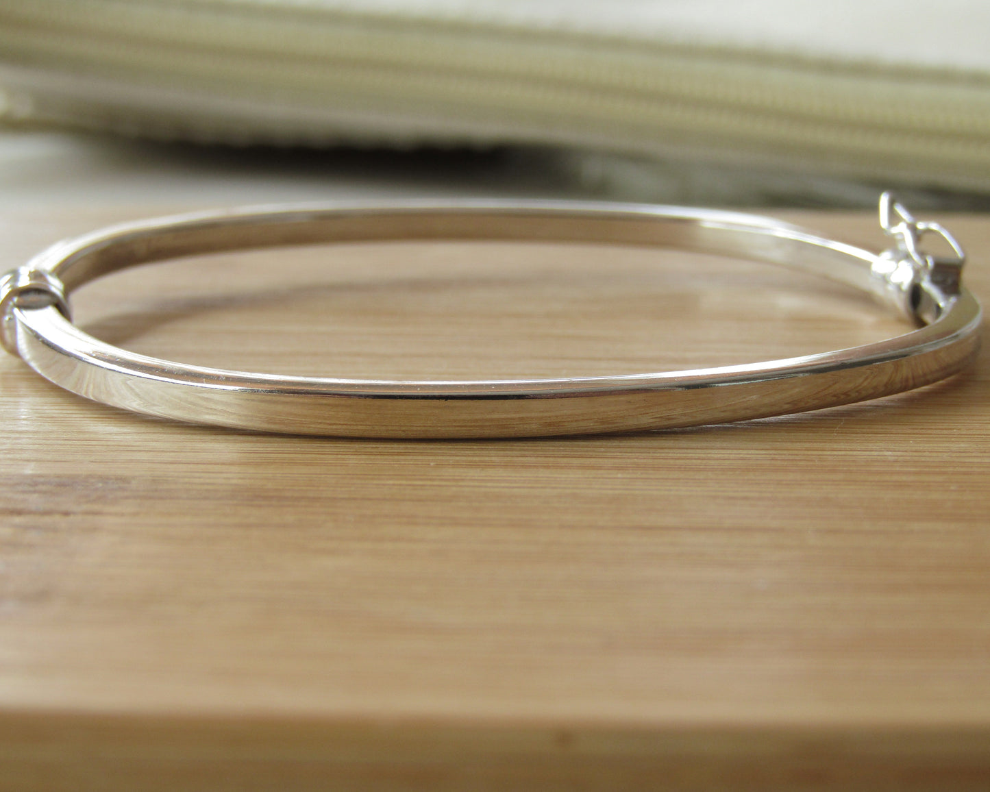 Bracelet rigide lisse en argent 925 rhodié – Élégance minimaliste et éclat intemporel