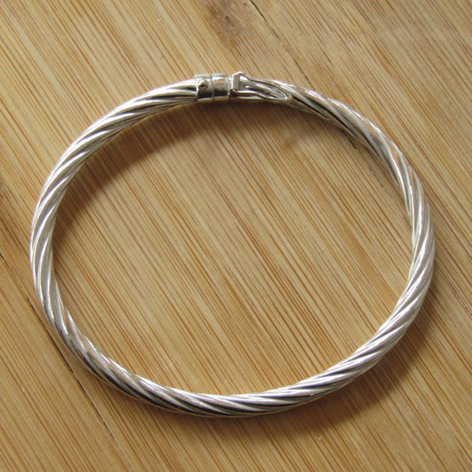Bracelet torsadé intégral en argent 925 rhodié – Raffinement pur et éclat durable