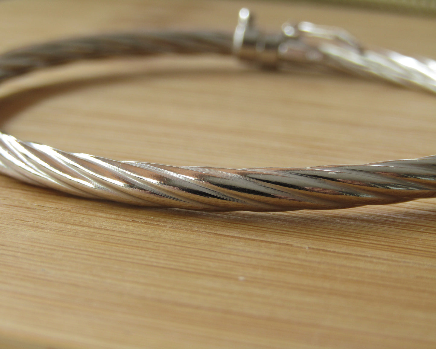 Bracelet torsadé intégral en argent 925 rhodié – Raffinement pur et éclat durable