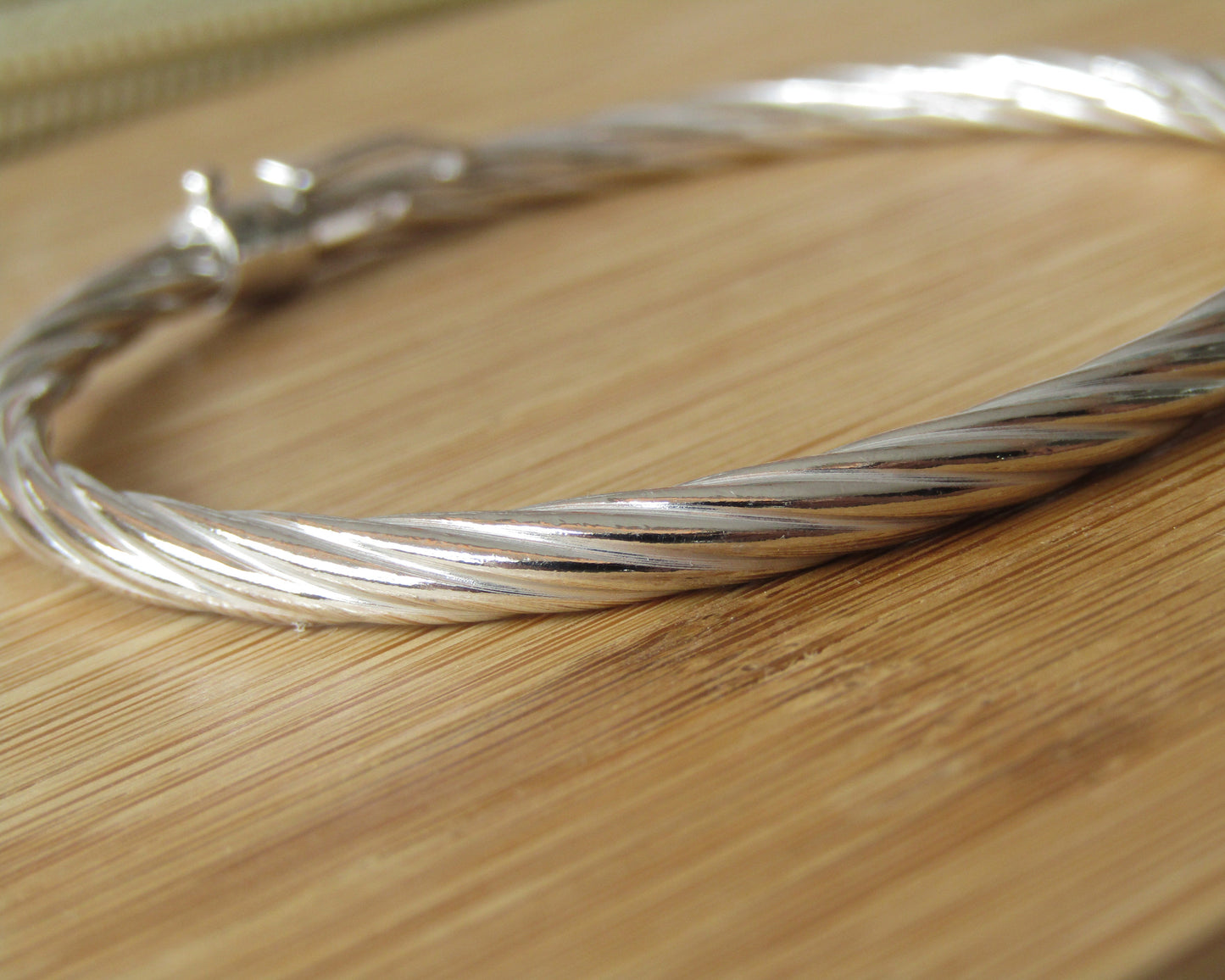 Bracelet torsadé intégral en argent 925 rhodié – Raffinement pur et éclat durable