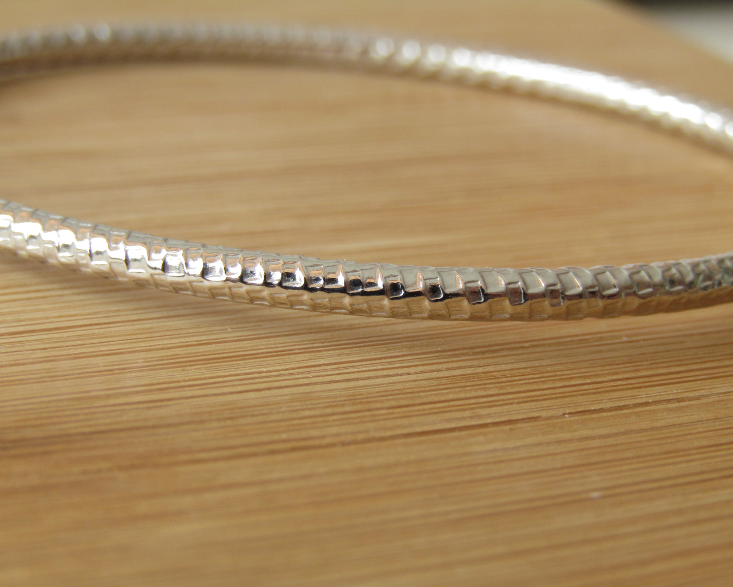Bracelet martelé en argent 925 rhodié – Texture chic et éclat unique
