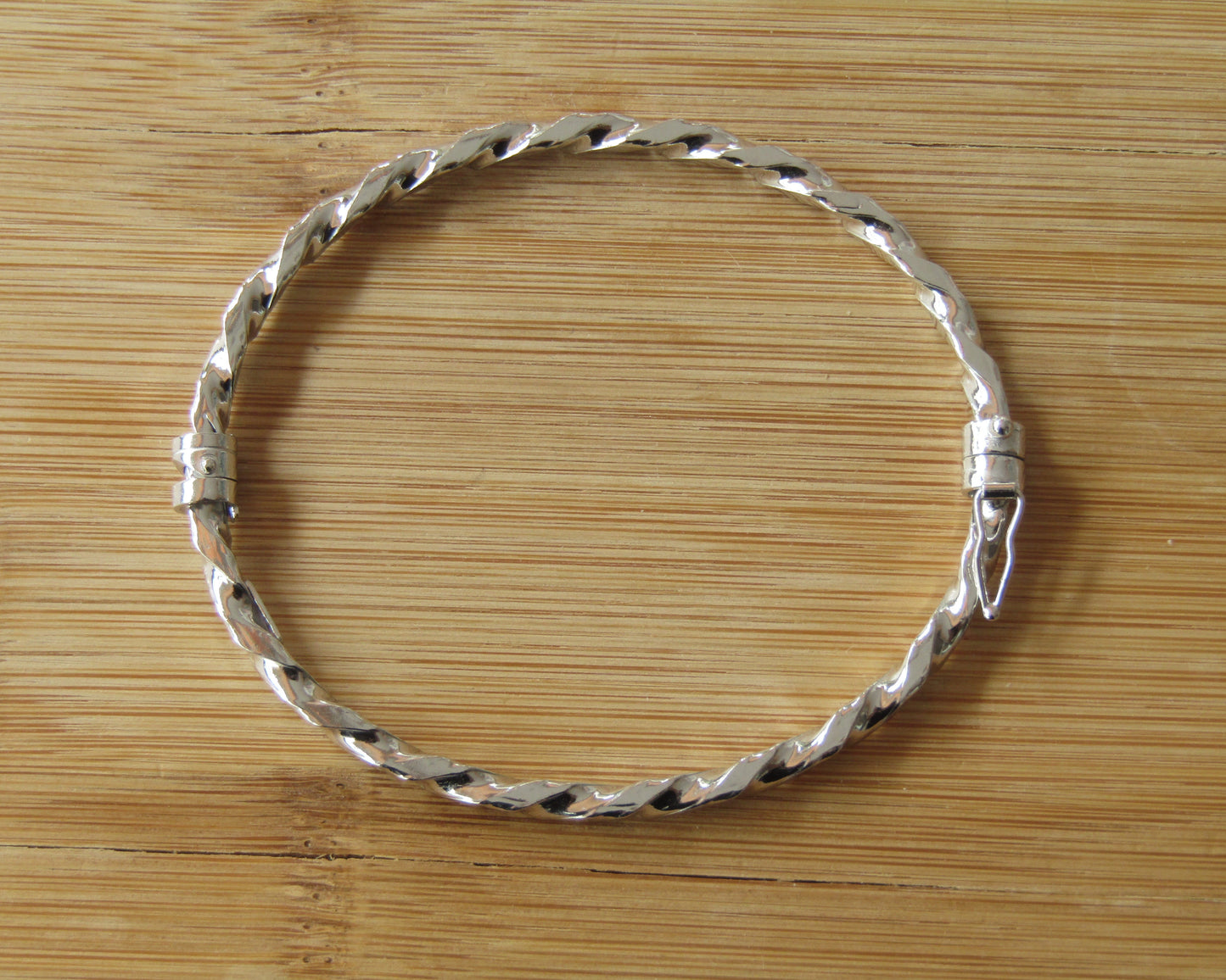 Bracelet torsadé martelé en argent 925 rhodié – Design sculpté et éclat contemporain