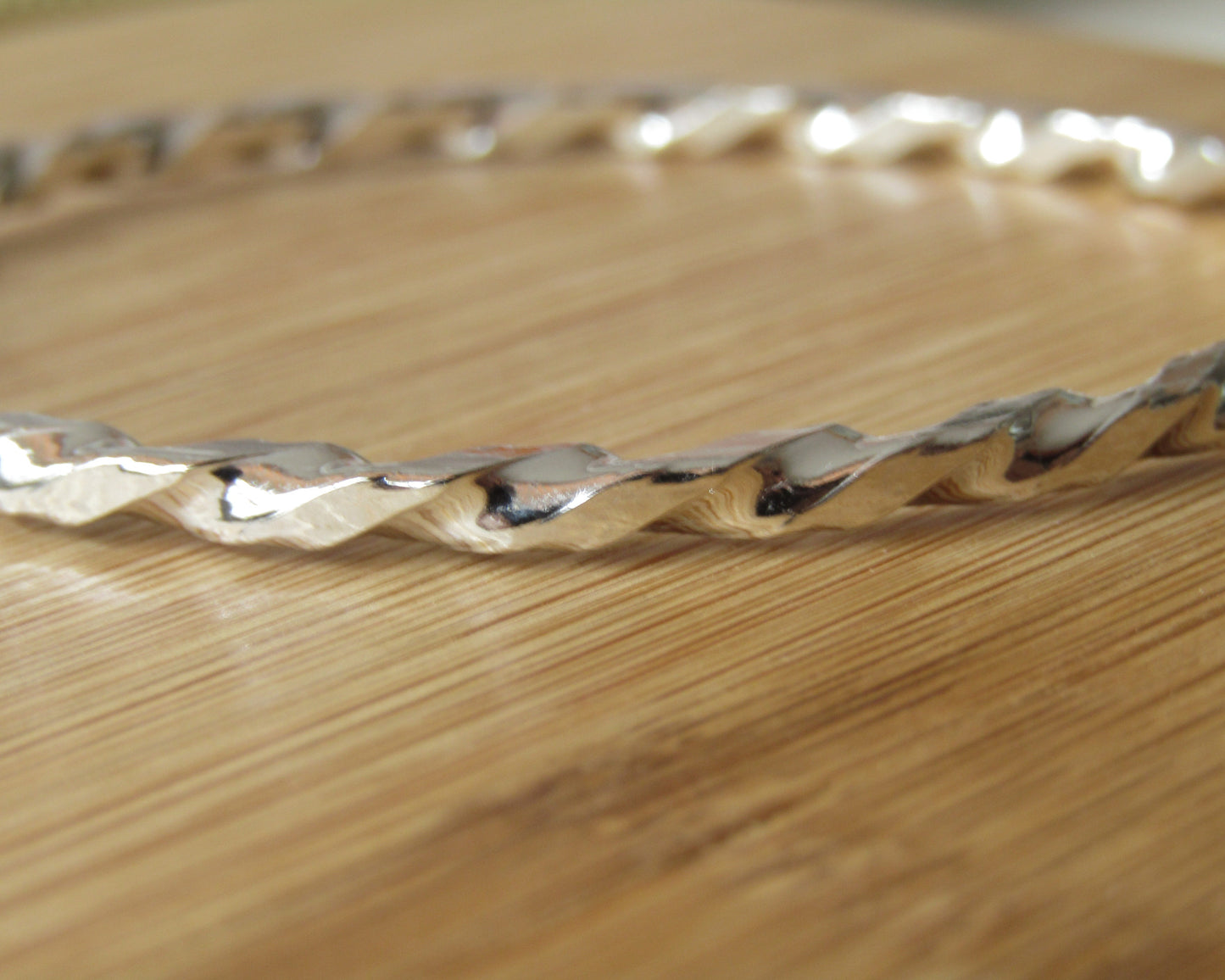 Bracelet torsadé martelé en argent 925 rhodié – Design sculpté et éclat contemporain