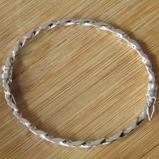 Bracelet torsadé martelé en argent 925 rhodié – Design sculpté et éclat contemporain