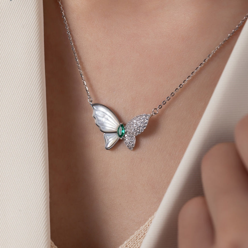 Collier papillon en argent 925 rhodié – Élégance lumineuse et pierre verte scintillante