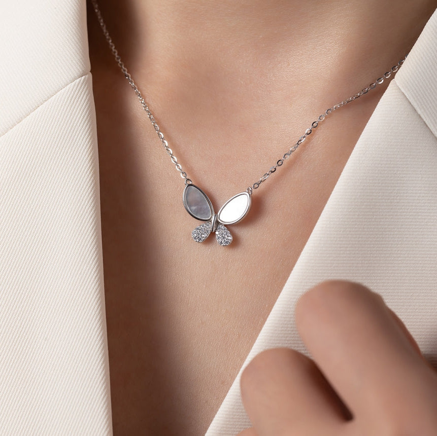 Collier papillon en argent 925 rhodié – Ailes nacrées et éclat zirconium