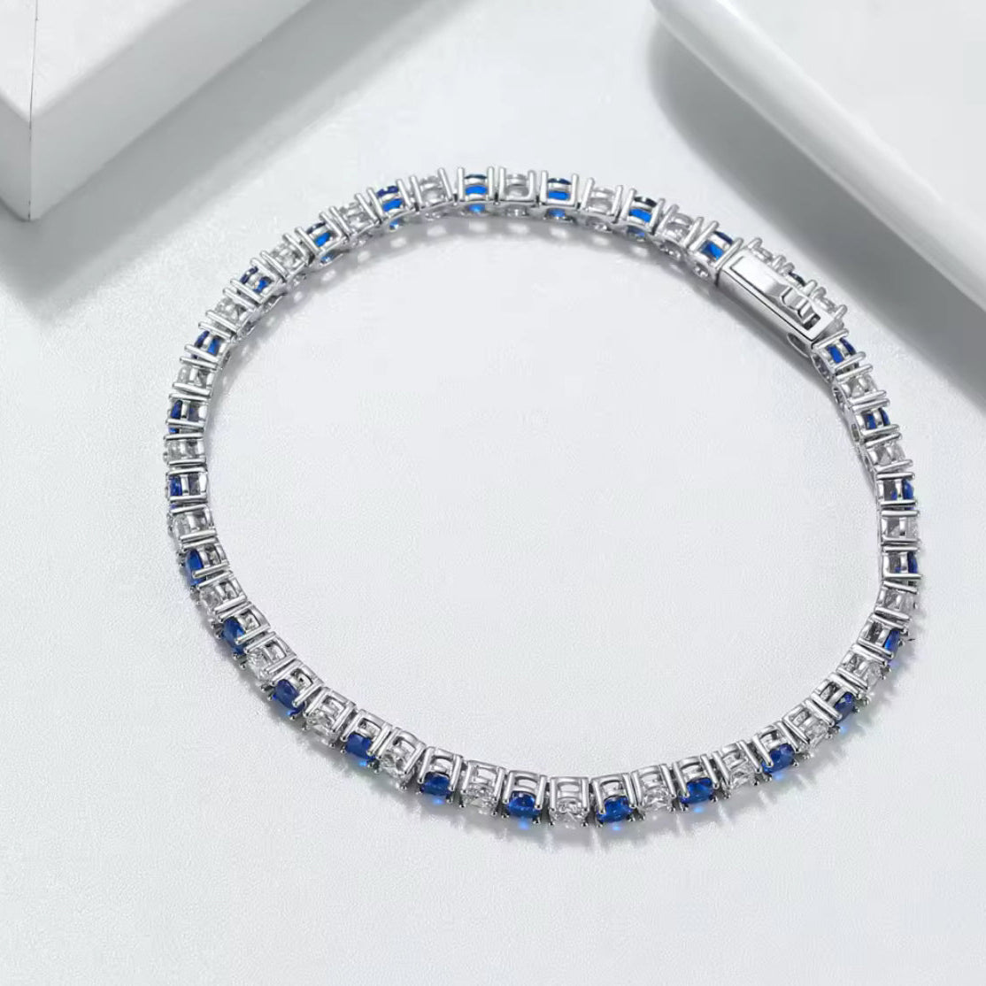 Bracelet tennis en argent 925 rhodié et zirconiums bleus – Raffinement éclatant