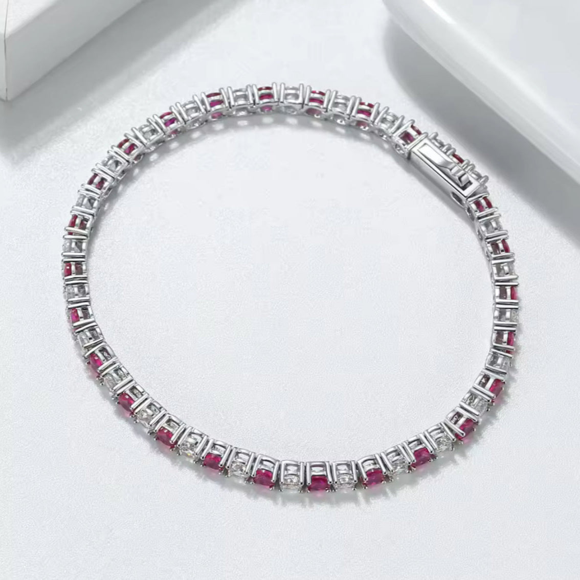 Bracelet tennis en argent 925 rhodié et zirconiums rouges – Élégance éclatante