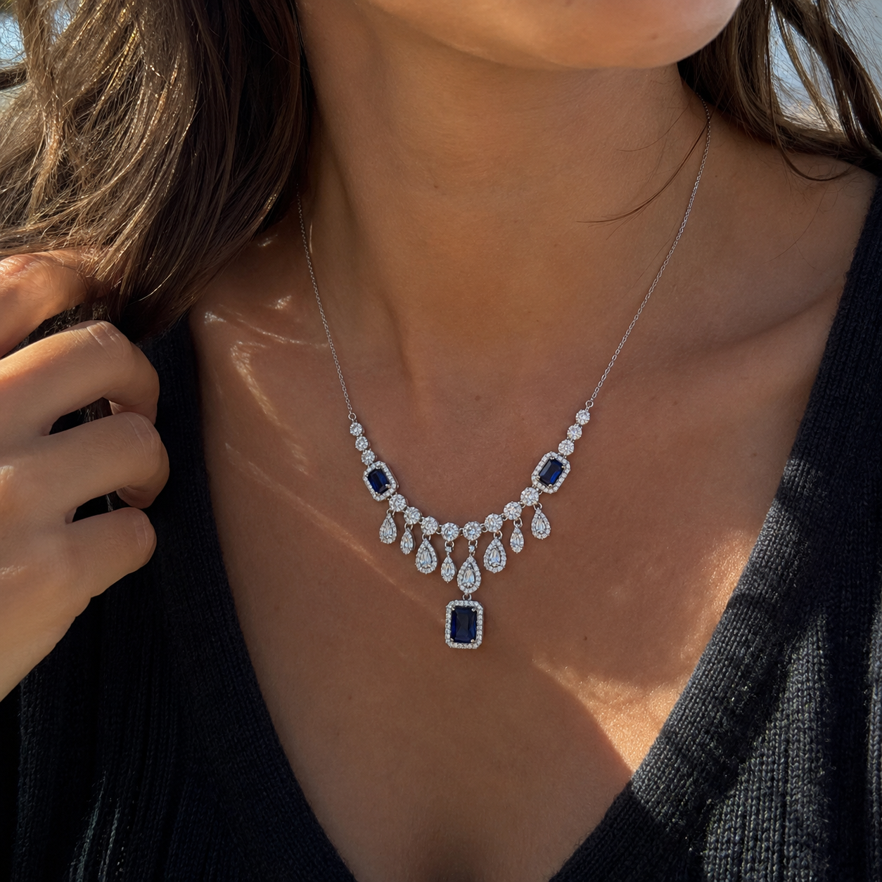 Collier en argent 925 rhodié avec pierre bleue et zircons blancs. Bijou femme chic et élégant.