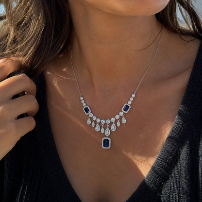 Collier en argent 925 rhodié avec pierre bleue et zircons blancs. Bijou femme chic et élégant.