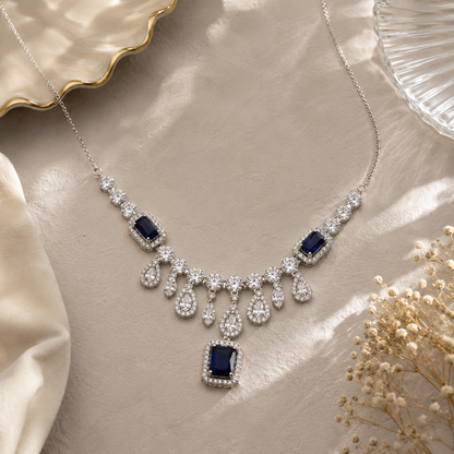 Collier en argent 925 rhodié avec pierre bleue et zircons blancs. Bijou femme chic et élégant.