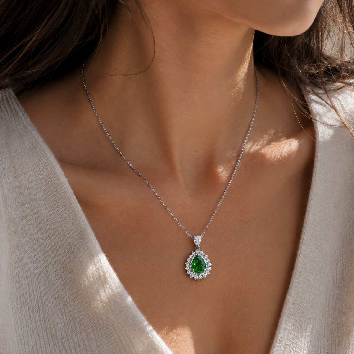 Collier pendentif poire argent 925 rhodié pierre verte – Halo joaillerie éclat diamant