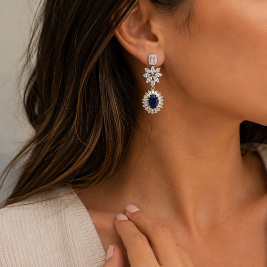 Boucles d’oreilles pendantes joaillerie argent 925 rhodié – Pierre bleue & halo scintillant