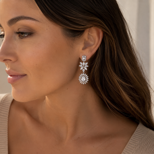 Boucles d’oreilles pendantes joaillerie argent 925 rhodié – Fleurs & pierres blanches scintillantes