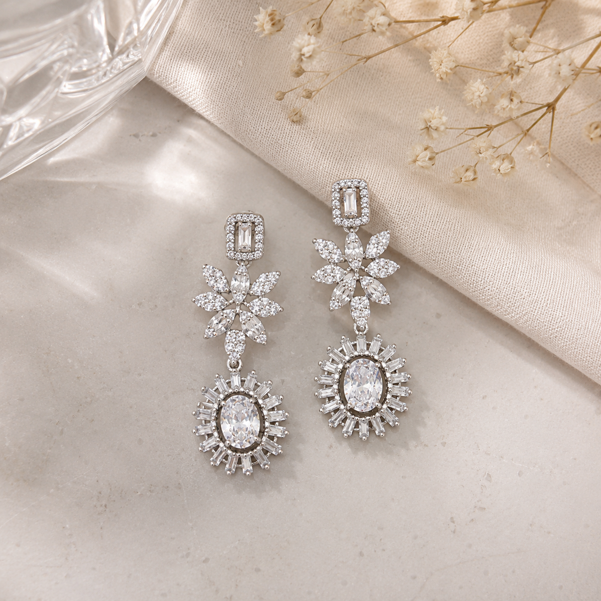 Boucles d’oreilles pendantes joaillerie argent 925 rhodié – Fleurs & pierres blanches scintillantes