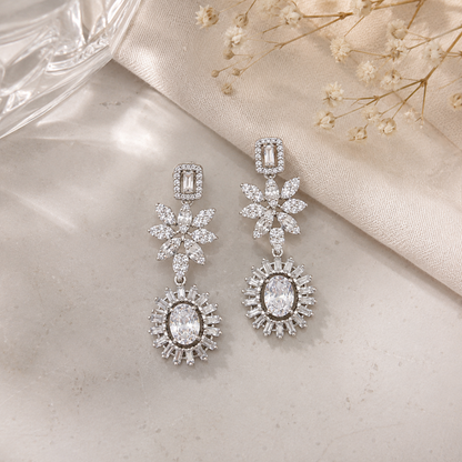 Boucles d’oreilles pendantes joaillerie argent 925 rhodié – Fleurs & pierres blanches scintillantes