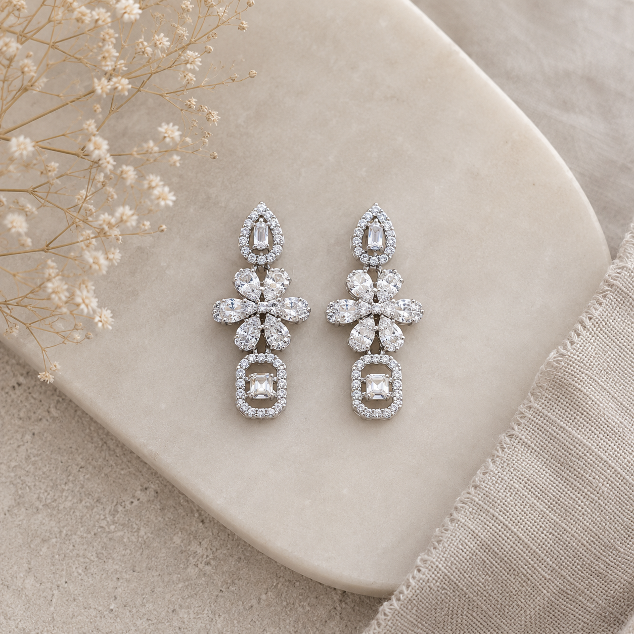 Boucles d’oreilles pendantes fleurs argent 925 rhodié pierres blanches – Style joaillerie & élégance intemporelle