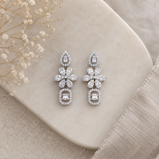 Boucles d’oreilles pendantes fleurs argent 925 rhodié pierres blanches – Style joaillerie & élégance intemporelle