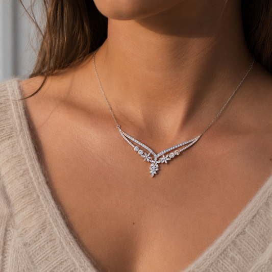 Collier en V fleurs pavées de zirconiums – Argent 925 rhodié